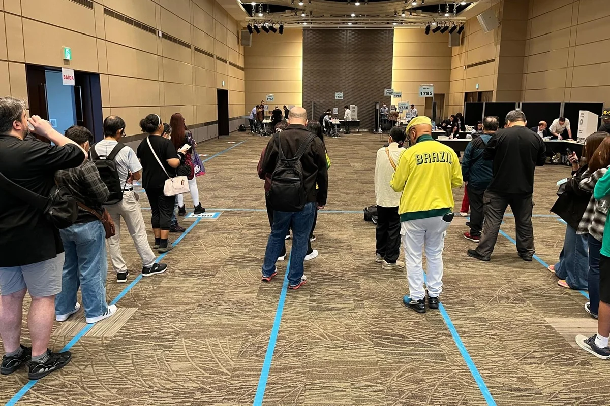 Votação para o 2º turno da eleição brasileira em Ariake Tower, o maior local de votação de Tóquio Votação para o 2º turno da eleição brasileira em Ariake Tower, o maior local de votação de Tóquio