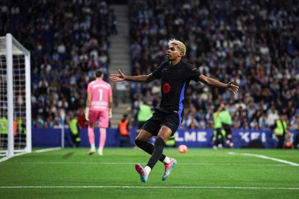 Imagem colorida de Lamine Yamal comemorando gol - Metrópoles