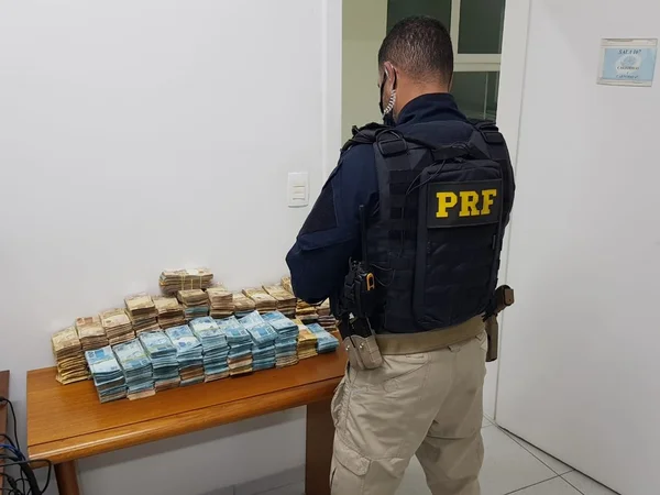 PRF prende quase R$ 1 milhão em fundo falso de carro de luxo