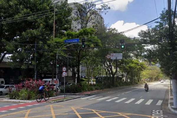 SP: motorista cruza farol vermelho, bate em carro e mulher fica ferida