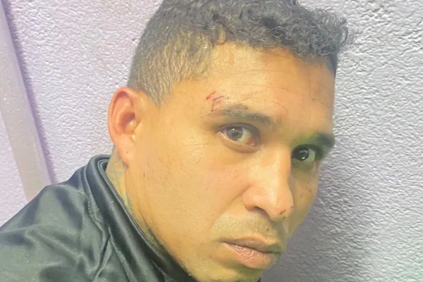 Foto colorida de homem preso por suspeita de tentativa de feminicídio.