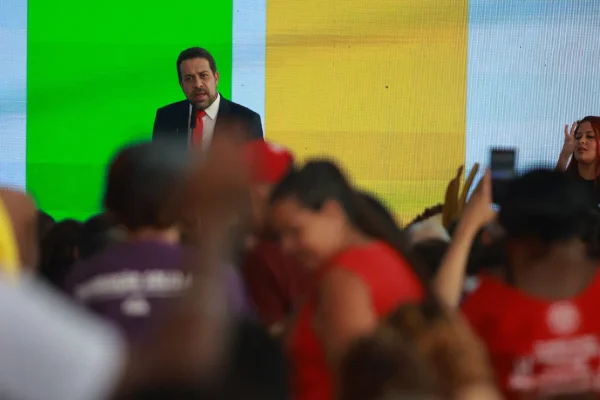 Imagem colorida do ministro da Secretaria-Geral da Presidência da República, Guilherme Boulos