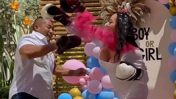 Na foto, uma mulher grávida coberta de pó rosa - Metrópoles