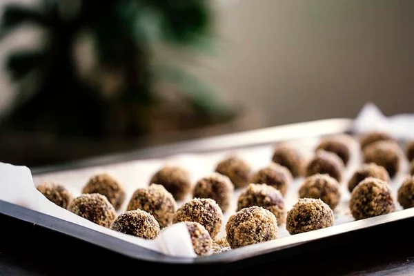 Energy balls de amendoim: um substituto delicioso para o cajuzinho