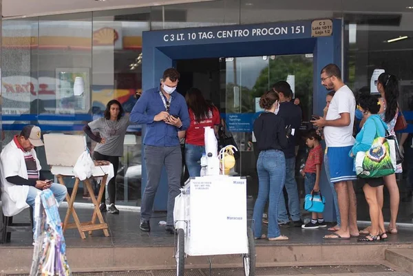 Ibaneis vai incluir bancários na vacinação contra Covid-19 do DF