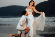 Thammy Miranda dá um beijo na barriguinha da esposa, Andressa Ferreira