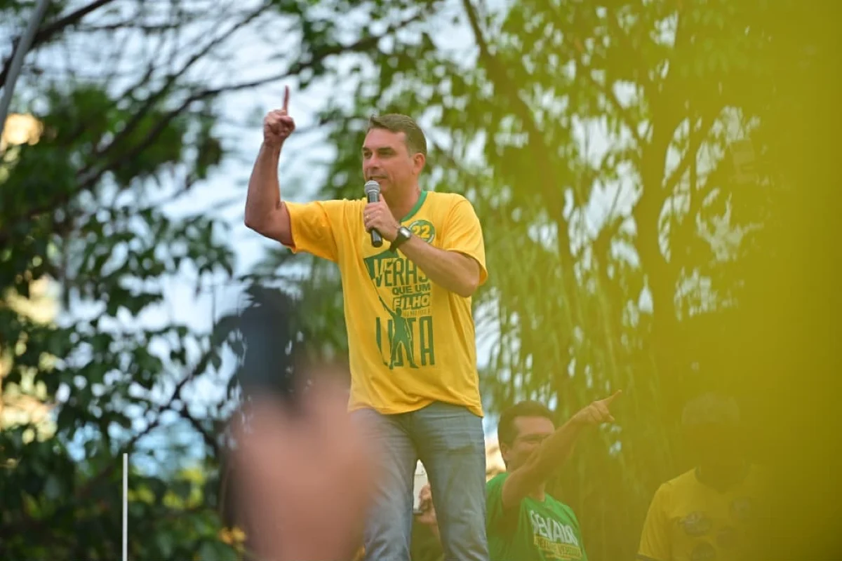 Flávio Bolsonaro diz que vai ao debate na Globo mesmo que Lula não vá