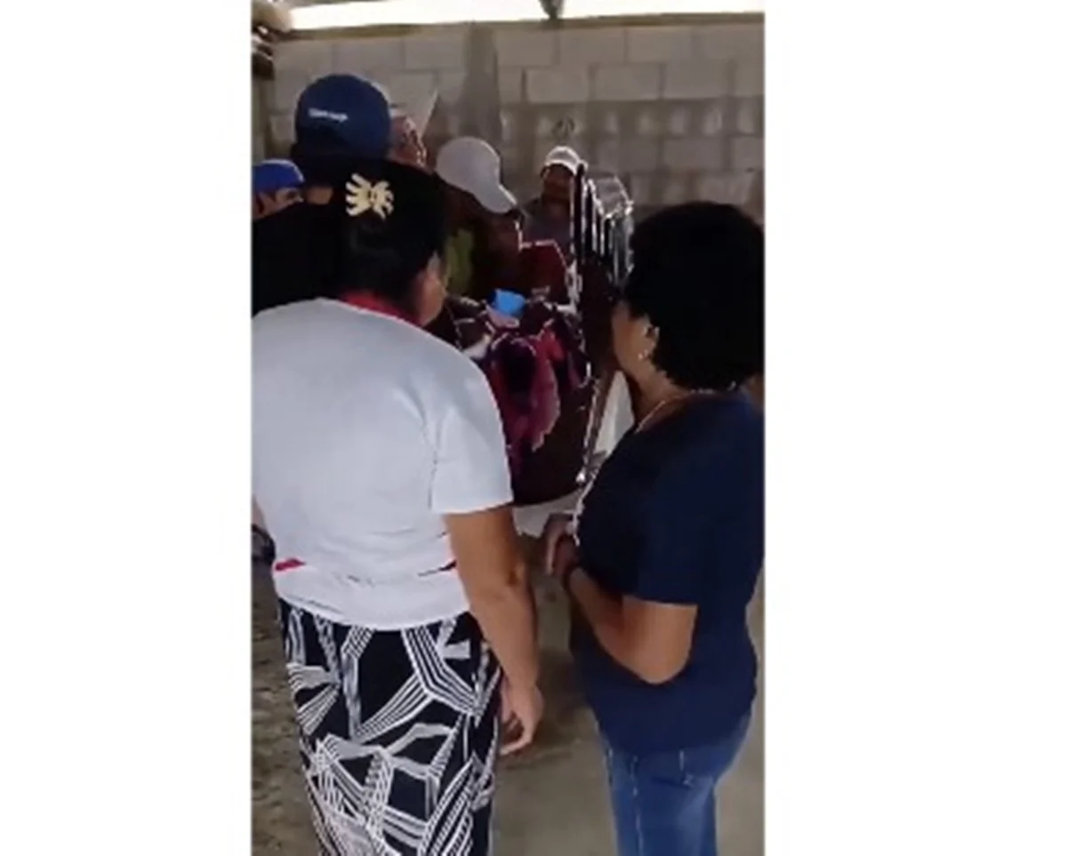 Parentes acompanhavam velório quando menina acordou em caixão Parentes acompanhavam velório quando menina acordou em caixão