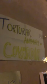 Protetores dos animais protestaram em frente a quiosque de adotante