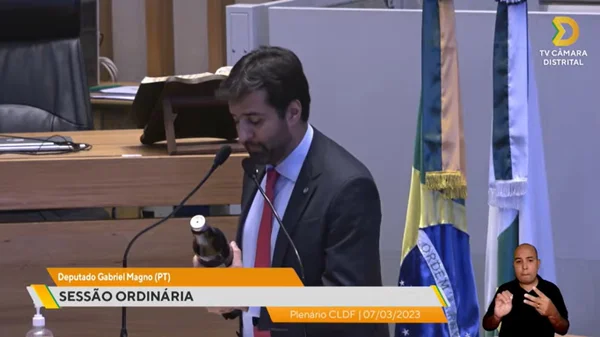 Deputado do PT faz “propaganda” de suco do MST em plenário para criticar trabalho escravo