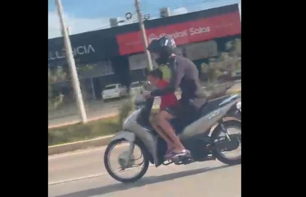 Vídeo mostra menor sendo transportado de forma irregular e perigosa em uma das vias mais movimentadas do Distrito Federal