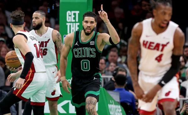 Jayson Tatum #0 do Boston Celtics comemora jogada contra no jogo 5 Conferência Leste no TD Garden