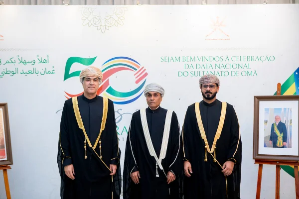 Embaixador do Omã, Talal Alrahbi; ministro Abdulmohsin Alojaili; e o primeiro-Secretário, Tariq Almahdhor