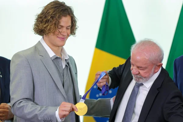 Presidente Lula com esquiador alpino Lucas Pinheiro Braathen