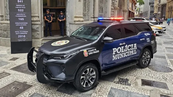 Carro com plotagem de "Polícia Municipal"