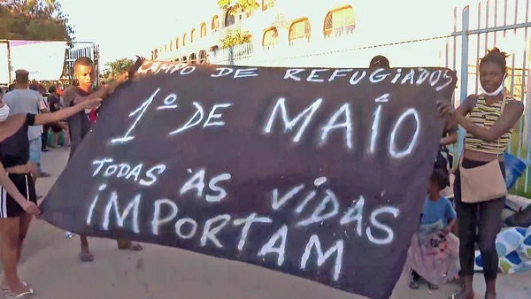 Escolas viram abrigo para invasores expulsos de terreno da Petrobras