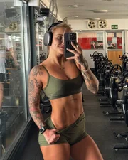 A moça é influencer fitness e conta com mais de 1,4 milhão de seguidores no Instagram