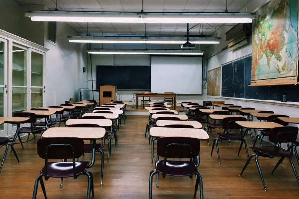 Imagem colorida, Professor é preso após fazer xixi na sala de aula; alunos são crianças - Metrópoles
