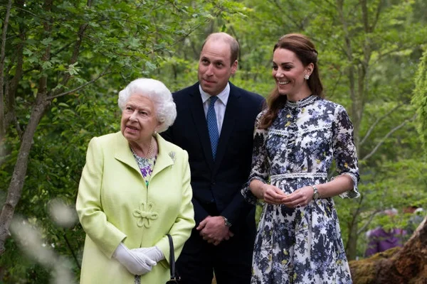Rainha Elzabeth, príncipe William e Kate Middleton