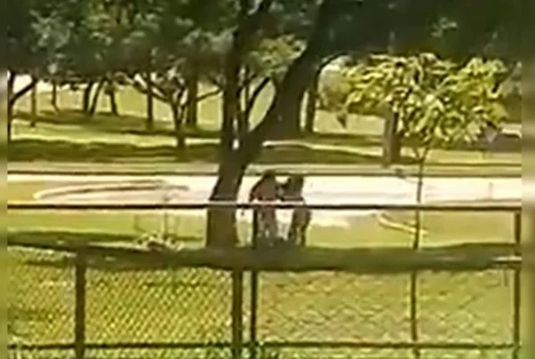 Homem ateia fogo em mulher no DF