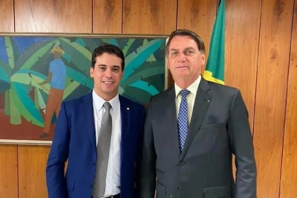 O deputado federal Júnior Mano e o então presidente Jair Bolsonaro, ambos do PL.
