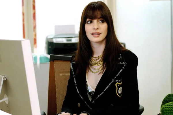 Foto com cor. Anne Hathaway em O Diabo Veste Prada - Metrópoles