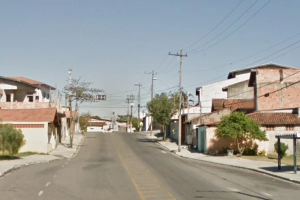 Imagem colorida de rua com casas dos dois lados e um céu limpo onde homem com deficiência foi morto por vizinho - Metrópoles