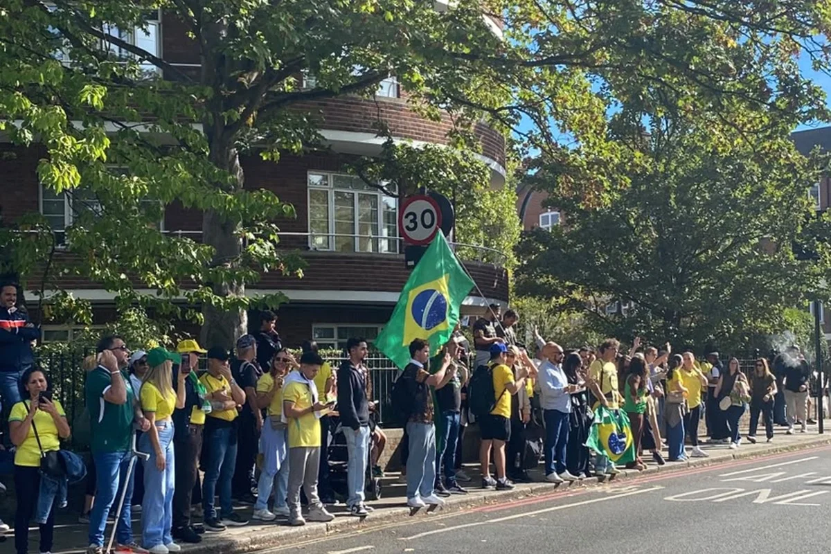 Eleição: Londres tem lulistas x bolsonaristas, samba e até venda de toalhas