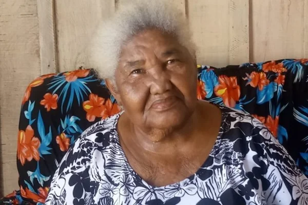 Vovó de 86 anos revive sonho de ser cantora fazendo rap para os netos