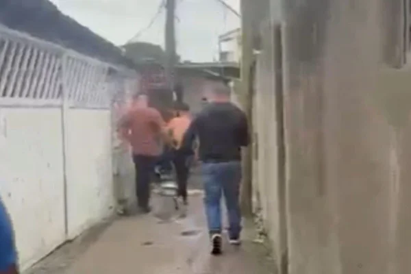 Imagem colorida mostra apreensão de adolescente. Metrópoles
