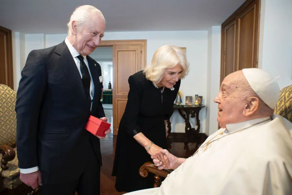 Rei Charles está “profundamente triste” com a morte do papa Francisco
