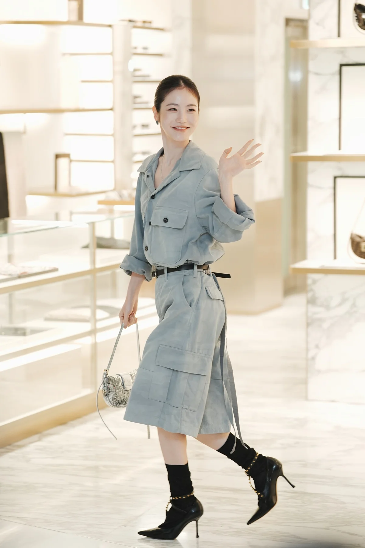 Atriz Shin Ye-eun com um conjunto jeans oversized Atriz Shin Ye-eun com um conjunto jeans oversized