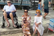Mauro Mendonça e Rosamaria Murtinho posam com uma prima Mauro Mendonça e Rosamaria Murtinho posam com uma prima