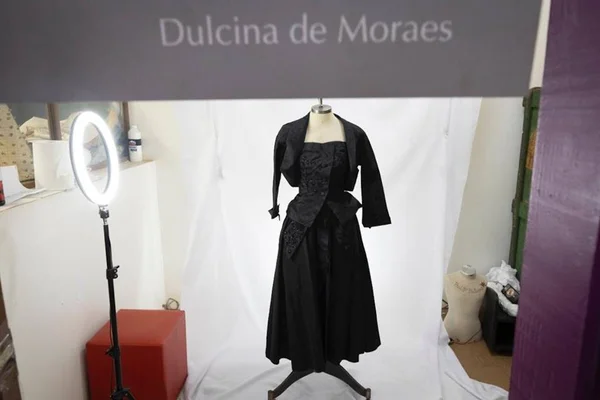 conjunto preto exposto com nome de Dulcina de Moraes