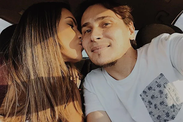 Heloísa Rosa posa dando um beijo no marido, Marcus Grubert - Metrópoles