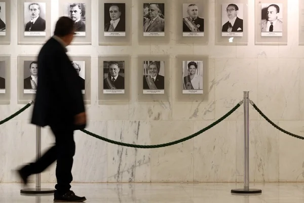 Foto de Dilma é colocada na galeria de ex-presidentes do Planalto