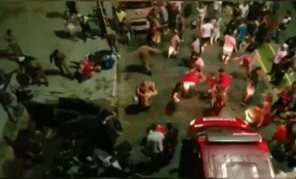 Calçada cede e pessoas caem no rio em abertura do Natal de Joinville