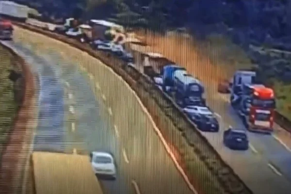 Imagem colorida do momento do acidente na rodovia Fernão Dias, em Minas Gerais - Metrópoles