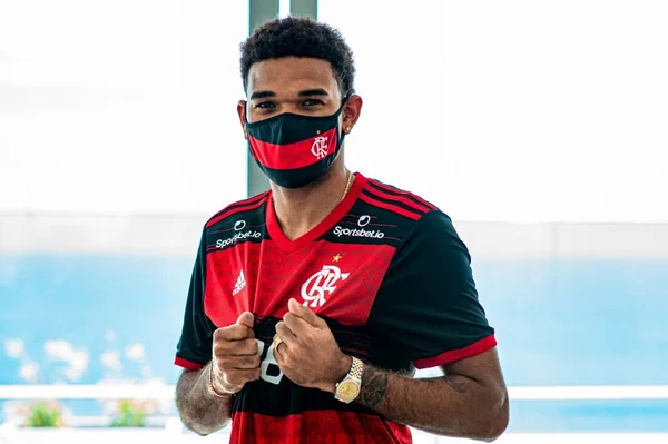 Bruno Viana é novo zagueiro do Flamengo