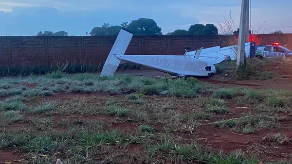 Imagem colorida mostra avião caído entre postes em Trindade, na região metropolitana de Goiânia, em Goiás - Metrópoles