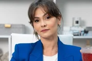 Suzana Alves, ex-Tiazinha, posa de blazer azul e cabelos presos