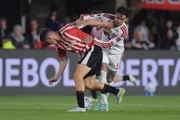 Disputa de bola em Estudiantes x Flamengo pela Libertadores Disputa de bola em Estudiantes x Flamengo pela Libertadores