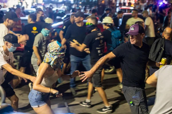 Imagem colorida de protesto em Novi Sad, Servia, no dia 13 de agosto de 2025
