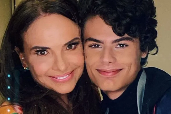 Luiza Tomé e Luigi posam juntos e sorridentes - Metrópoles