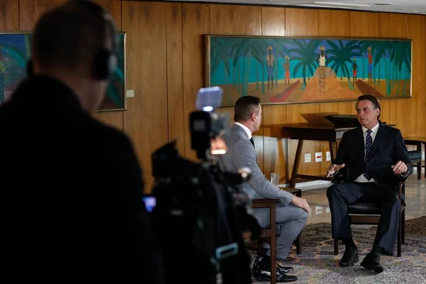 Bolsonaro diz que taxar aço e alumínio é tática política de Trump