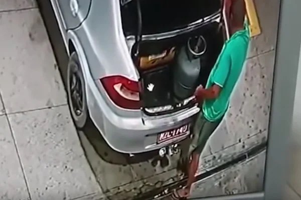 Vídeo. Carro explode durante abastecimento em posto de gasolina