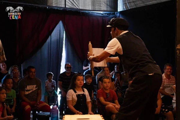 Homem apresenta peça teatral para público - Metrópoles