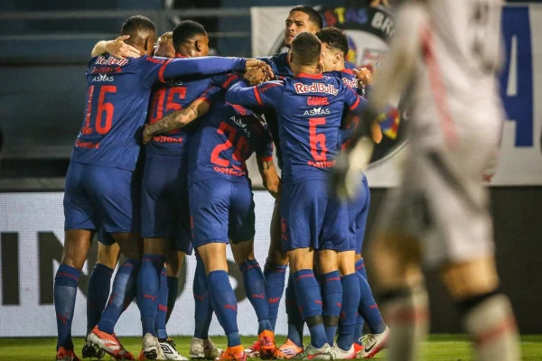Imagem colorida da partida entre Bragantino x Vitória