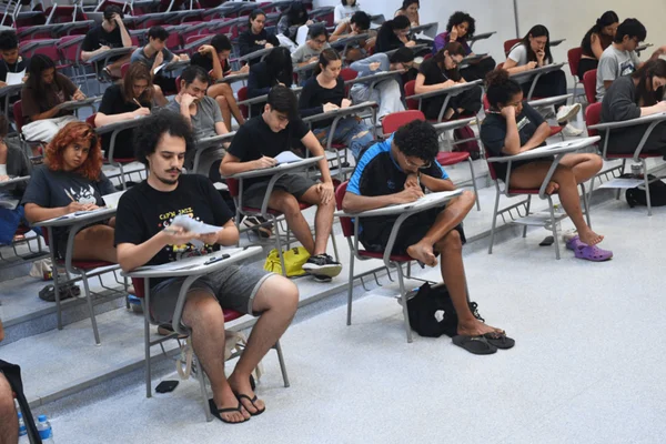 Imagem colorida de estudantes realizando vestibular da Unicamp - Metrópoles