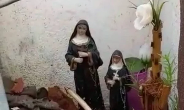 Imagens de Santa Rita de Cássia ficaram preservadas após muro cair em casa de Petrópolis (RJ). Cidade ficou destruída após forte chuva